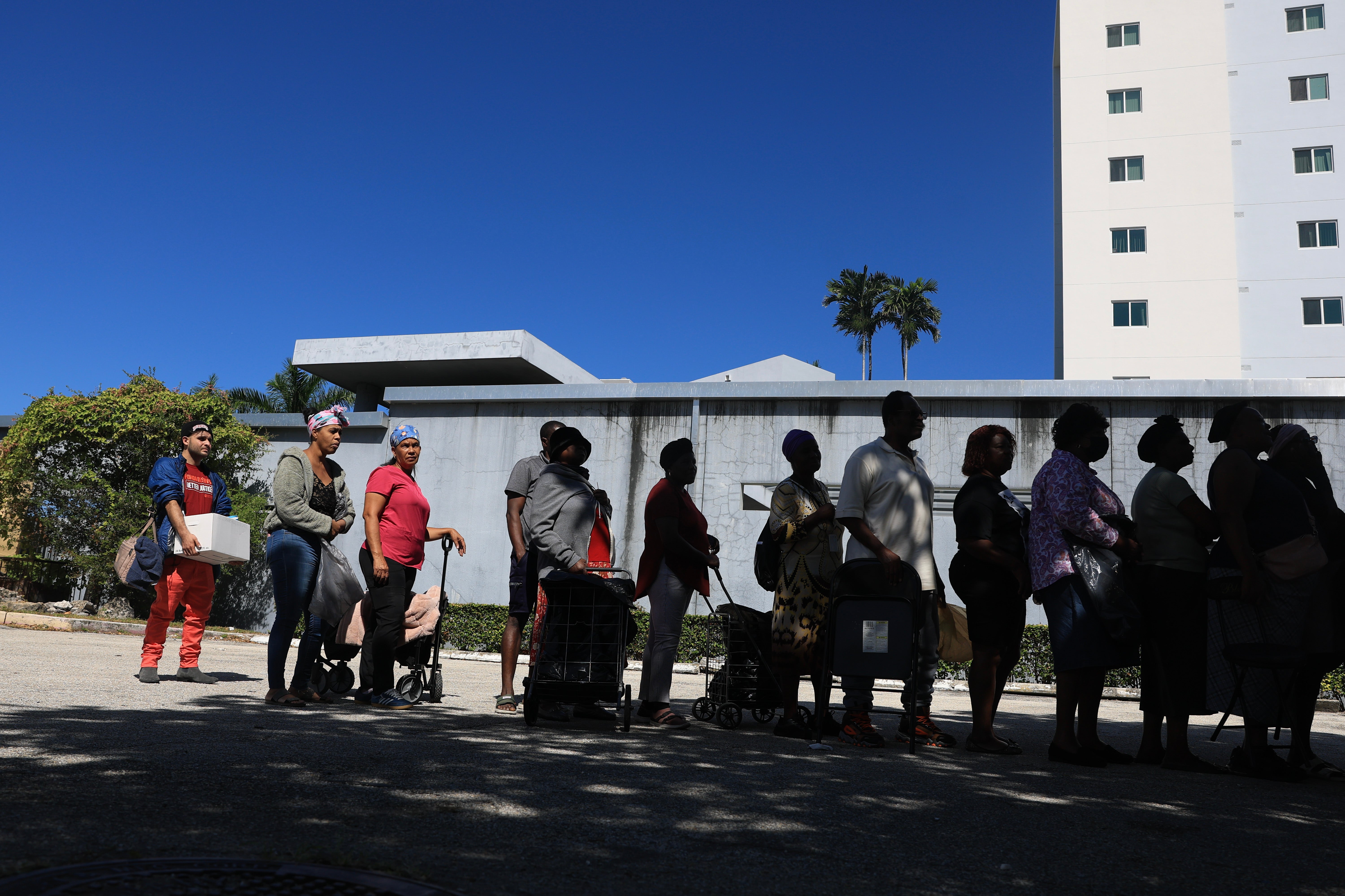 Ljudi u Miamiju čekaju u redu da dobiju namirnice od Curley's House Food Bank nekoliko dana prije nego što SNAP beneficije mogu isteći zbog zatvaranja vlade