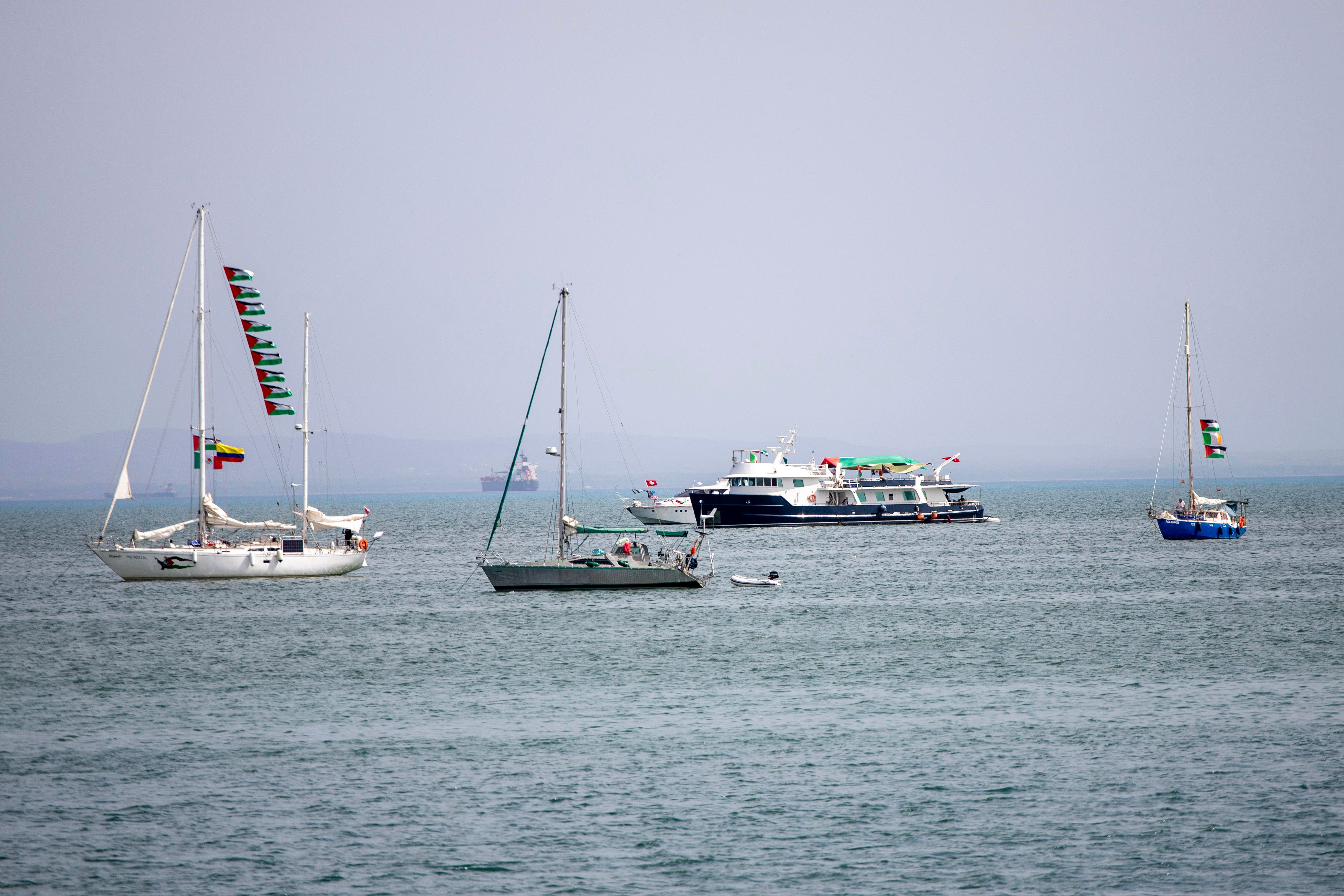 Brodovi koji su dio globalne Flotilla Sumud koja se kreće prema Gazi usidrena s obale Sidi Bou, rekao je u rujnu u Tunisu u Tunisu (Anis Mili/AP)