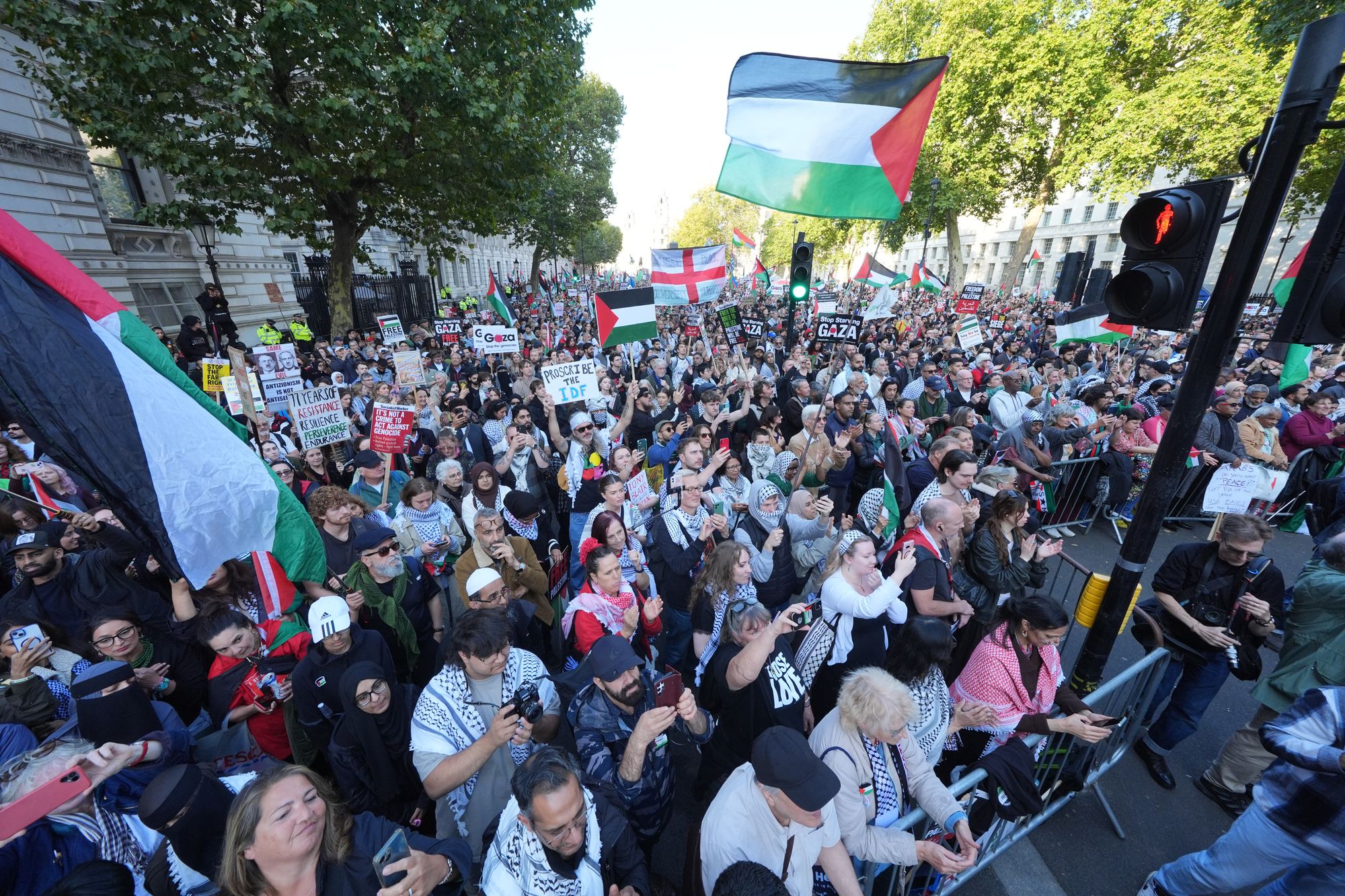 Deseci tisuća propalestinskih prosvjednika okupili su se u subotu u središtu Londona kako bi obilježili dvije godine od početka rata u Gazi