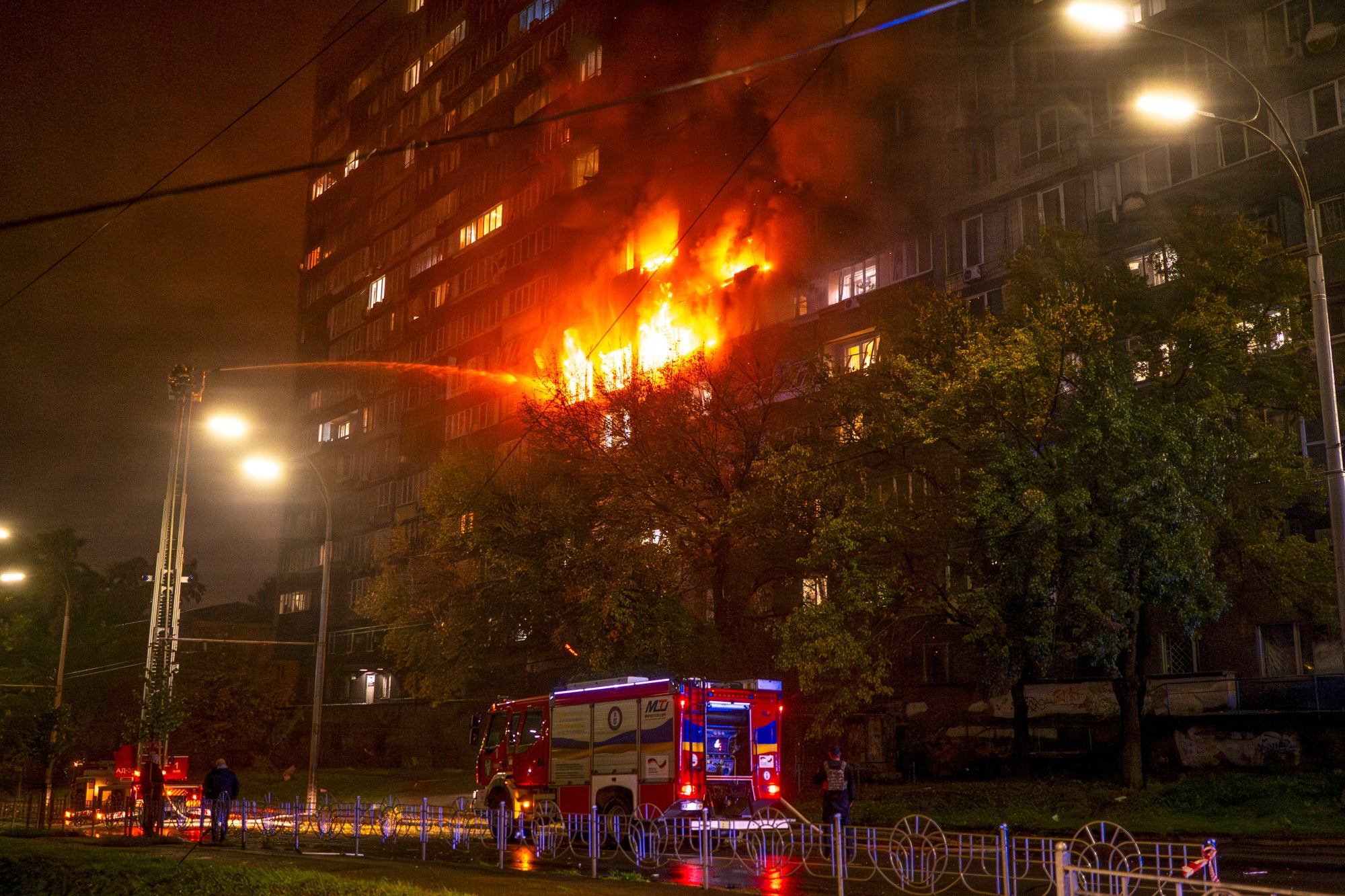 Posade za hitne slučajeve rade na ugasivanju požara nakon ruskog napada na Kijev