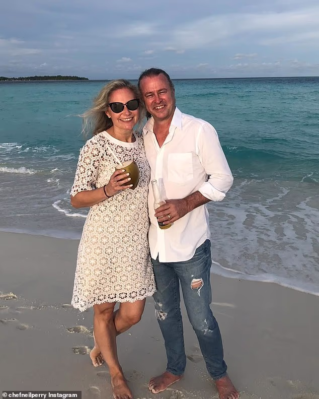 Eddie nije mogao odoljeti da ne slika Perryja (na slici sa suprugom Samanthom), koji ima naviku zatvarati dvorane, a zatim otvarati nove na istom mjestu