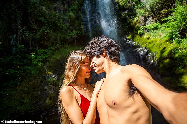 Isabel je u kolovozu otišla na Instagram službenu s američkim filmskim redateljem Cyrusom Suttonom. Oboje na slici
