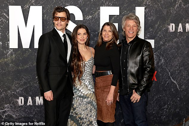 Bongiovi i Brown prikazani su s rock ikonom tatom Jon Bon Jovi i mama Dorothea Hurley 2024