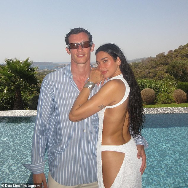 Upitan o poteškoćama u održavanju veze na daljinu i planiranju vjenčanja s pretrpanim rasporedima, Callum je inzistirao na tome da par to može učiniti uspješnim svojim jednostavnim pravilom 'nikada nije vrijedno'