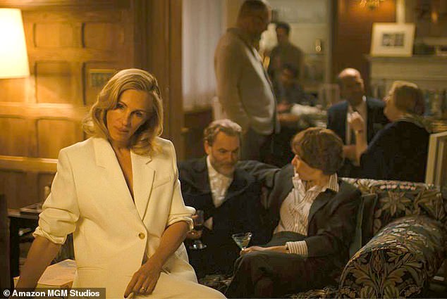 Njezina nova uloga nakon lova, prati doktorat Maggie (Ayo Edebiri) koja optužuje svog profesora lika Hanka (Andrew Garfield) za seksualno zlostavljanje i kako to utječe na Maggieinu mentoricu Almu (Julia Roberts na slici lijevo)