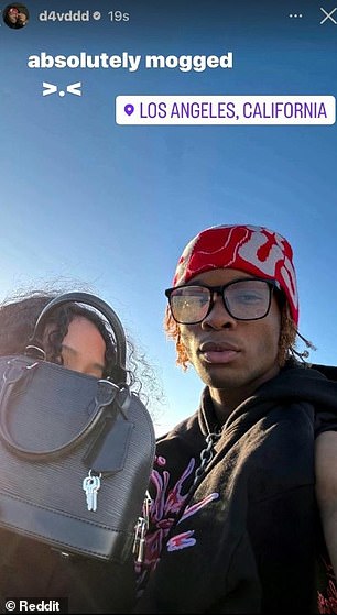 Drugo prikazuje Burkea pored djevojke s torbom koja joj je prekrila lice u Los Angelesu s natpisom 'Apsolutno proglašena'