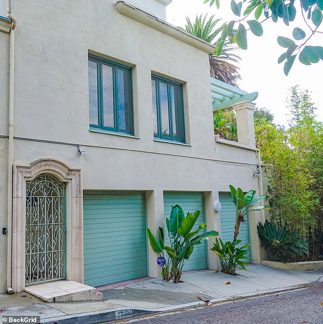 D4VD je boravio u kući od 4,1 milijuna dolara u Hollywood Hillsu. Dom je 17. rujna prenio LAPD kao dio njihove istrage o Rivasovoj smrti