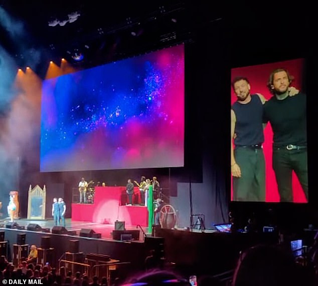 Samin ljubavni život nedavno se pojavio kad je One Direction ukrade moju djevojku tijekom uživo nastupe svog relevantnog podcasta s Peteom Wicks -om