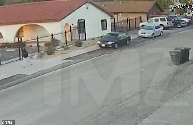 Video iz ožujka 2024. godine, koji je objavio TMZ, pojavio se da prikazuje Rivas ¿odjeveni u lagane hlače i tamni džemper ¿Snažno prolazeći pokraj prodavaonice alkoholnih pića na kraju svoje ulice