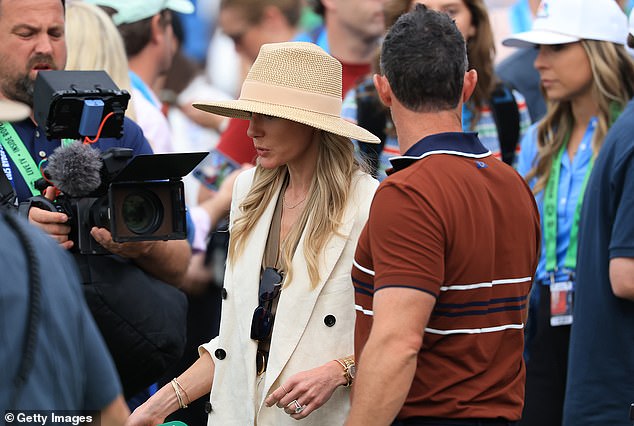 McIlroyevog partnera čak je pogodio piće tijekom nestabilnog posljednjeg dana turnira