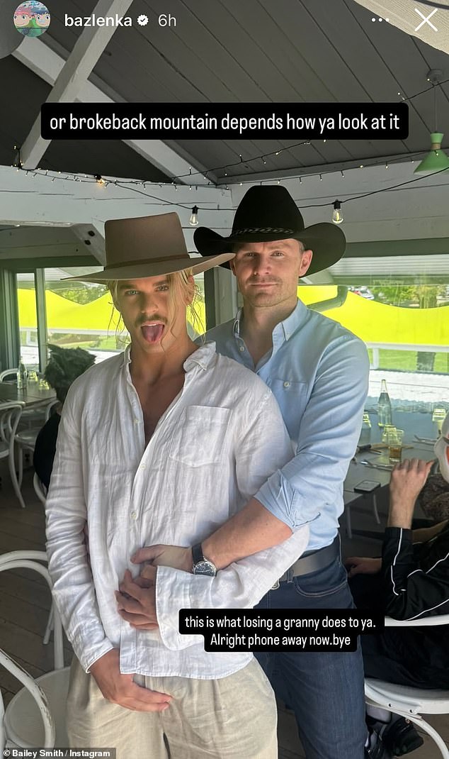 Smith (lijevo, na slici Patricka Dangerfielda) kritiziran je nakon što se pojavila Footy zvijezda da se uputila na Mountain Brokeback na svom Instagramu tijekom proslave Mad ponedjeljka u Geelongu. Igrač Geelong -a obukao se u zapadnu temu, prije nego što je napisao: