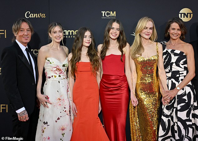 Na slici u travnju 2024.: Keith Urban i Nicole Kidman s kćerima u nedjelju Rose (drugi s lijeve strane) i Faith Margaret (središte lijevo) i Kidmanova sestra Antonia (desno)