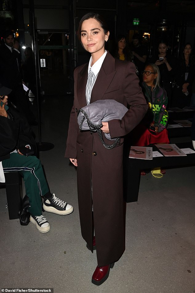 Jenna Coleman prerezala je elegantnu figuru u oštrom odijelu za burgundije, udružena s blijedo plavom i bijelom prugastom košuljom
