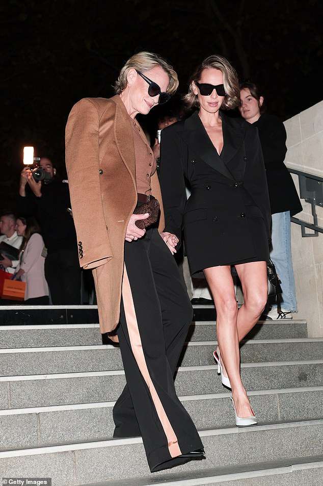 Dylan je stavio leggy zaslon u elegantnoj crnom mini haljini i bijelim satenskim potpeticama dok se pridružila svojoj poznatoj majci na modnoj reviji