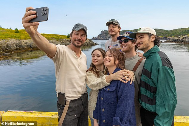 Hartnett se vratio kući nakon produkcije na Netflixovoj seriji koja u vrijeme incidenta nije javno dodijeljena naslov; na slici uzimajući selfie sa svojim zvijezdama