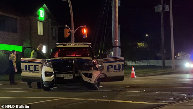 Prednji dio policijskog automobila bio je teško udubljen