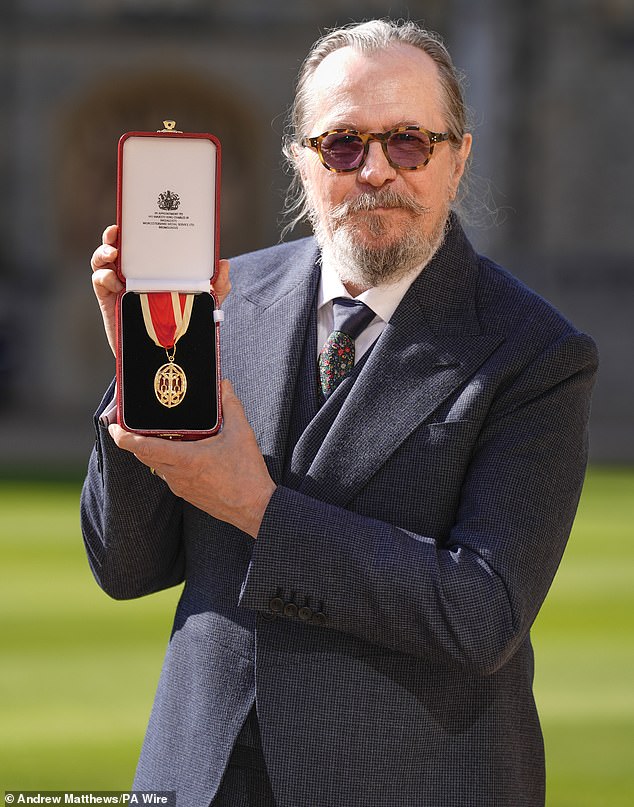 Oldman pozira sa svojom medaljom u tlu dvorca Windsor nakon njegovog ulaganja