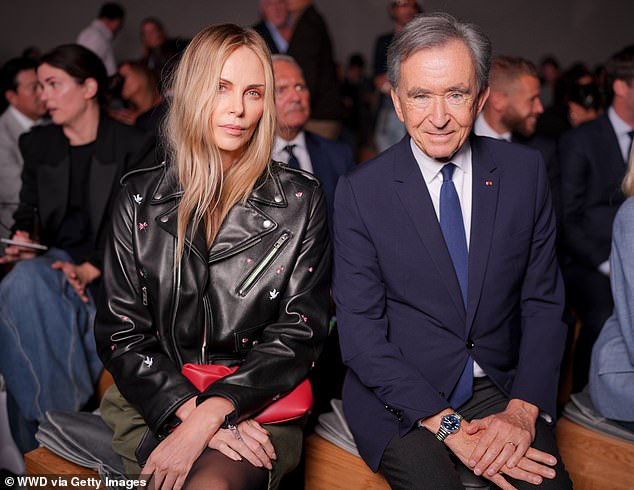 Charlize je ljuljala svoj topless izgled dok je pozirala za fotografiju s Bernardom Arnaultom, izvršnim direktorom LVMH -a, najveće svjetske luksuzne robe