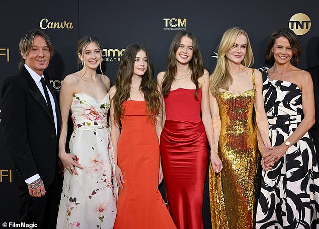 Prijatelji su zabrinuti da bi situacija mogla potaknuti ponovni ponovni ponovni ponovni uspon koji će se usredotočiti na to kako suo-rodite svoje kćeri u nedjelju Rose (pored Urban) i Faith Margaret (s desne strane nedjelje). Antonia Kidman slika je krajnje desno