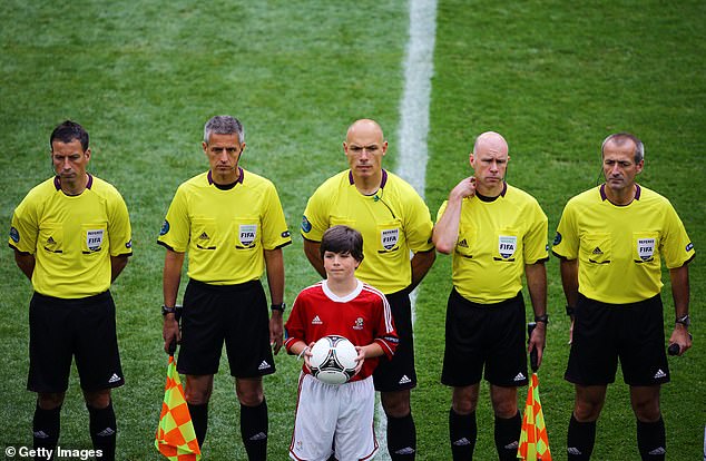 Clattenburg i Webb prikazani kao dio službenog tima uoči grupne igre Euro 2012