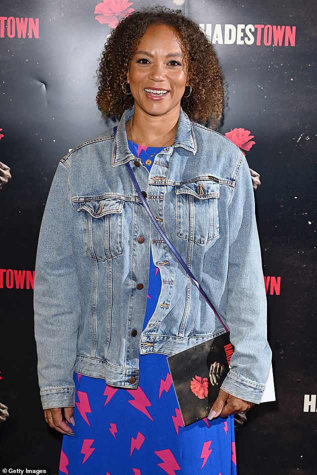 Glumica Angela Griffin nosila je traper plavu jaknu preko plave haljine koja je sadržavala ružičaste vijke za osvjetljavanje dok je pozirala za Snaps