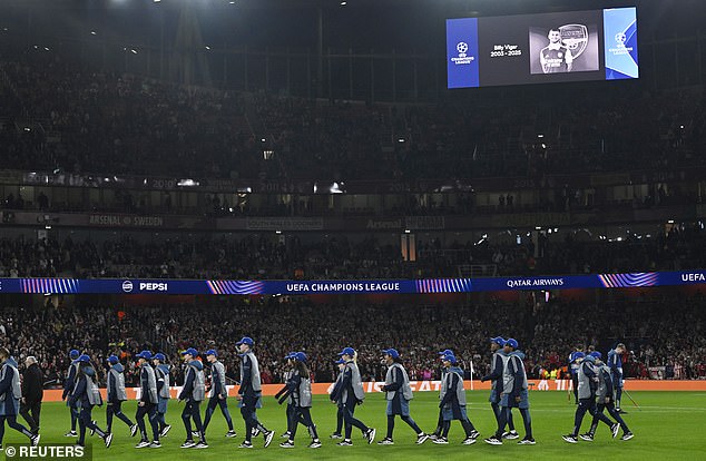 Obožavatelji i Arsenala i Olympiacosa pridružili su se minutnom aplauzom na Emiratesu