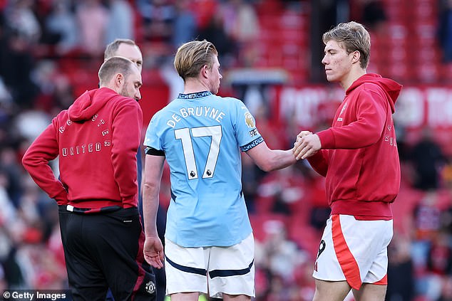 De Bruyne je proveo 10 godina u Manchester Unitedu, dok je Hojlund nedavno napustio rivale Manchester Uniteda