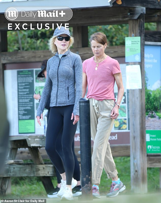 Šetajući stazom nedaleko od dvorca u iznosu od 4 milijuna dolara koju posjeduje s urbanim, Kidman se pojavio duboko u razgovoru sa svojom sestrom