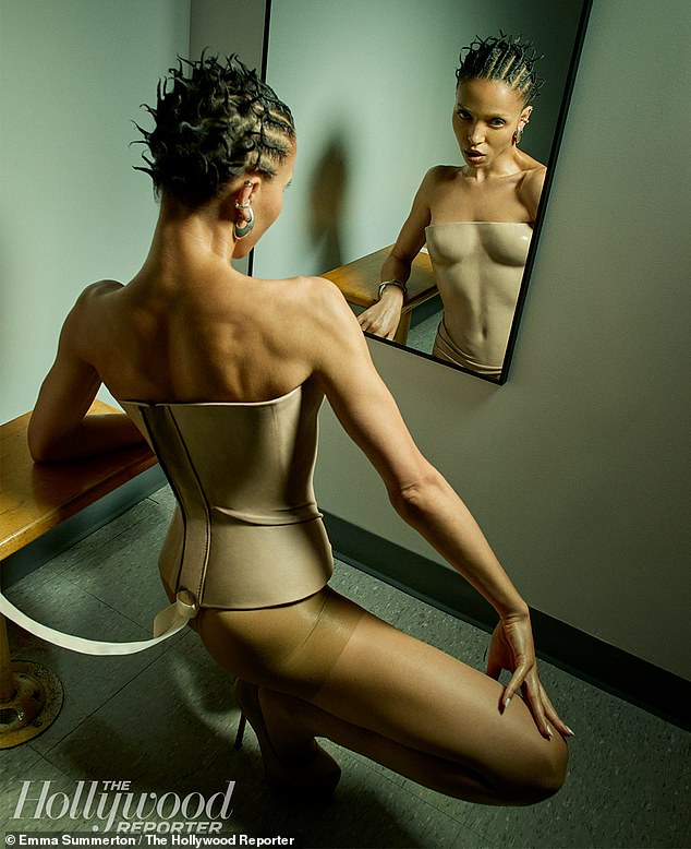 FKA grančice zaprepaštene u korzetu u boji za pucanje, pokazujući njezin tonirani tjelesan