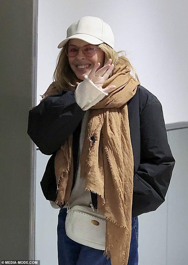 Pristupila se s par bijelih tenisica i držala torbu s križanjem