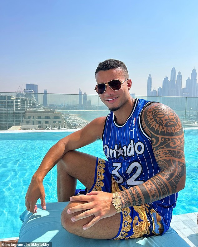 Harrison Sullivan, također 24, poznatiji na mreži kao ¿Hstikkytokky¿. Naziva se kao ¿Poundland Andrew Tates¿, mizoginistički influencer poznat kao kralj toksične muškosti¿