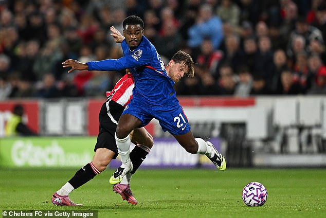 Jorrel Hato (gore) potpisan je kao poklopac za Marc Cucurella u lijevom leđa, ali je morao ispuniti kao središnji leđa usred krize ozljede Chelseaja