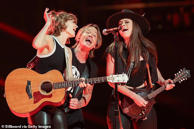 Glazbenik koji se nadao (desno) prvi put je nastupio s Urban u travnju 2024. na CMT Music Awards u Austinu u Teksasu