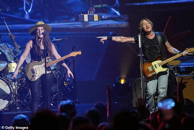 Baugh i Urban nastupaju tijekom festivala iheartcountry u svibnju 2024. u Austinu u Teksasu