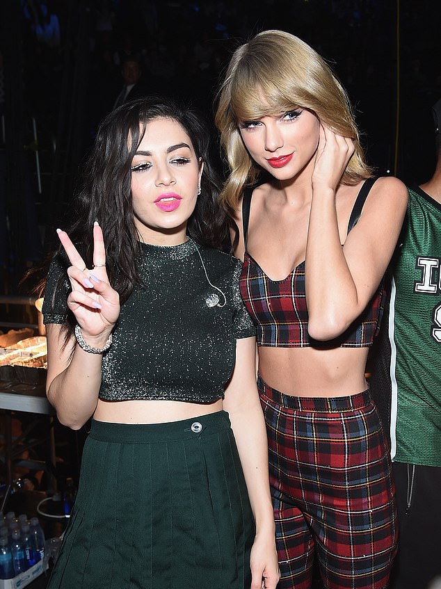 U roku od nekoliko minuta, Swifties su secirali svaki stih, od groznog do šljokica, do dekodiranja ako je pjevala o svom zaručniku ili glasinama suparnika u industriji poput Charli XCX (viđeno 2014.)