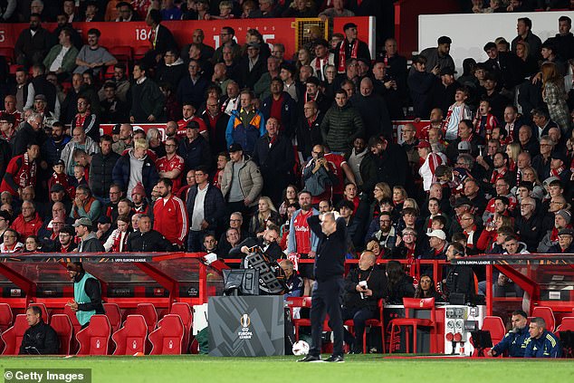 Ange Postecoglou stajala je rukama na glavi dok je FC Midtjylland postigao svoj treći - Aussie je bez ijedne pobjede kao šef Nottingham Forest