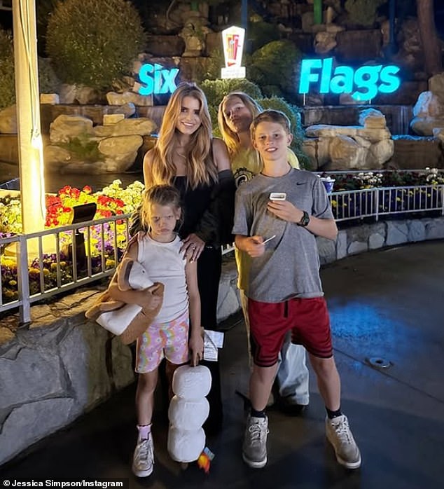 Jessica će vjerojatno povesti svoje troje djece - kćer Maxwell, 13; sin Ace, 12 g.; i kći Birdie, 6 - budući da je nikad nisu vidjeli kako pjeva na pozornici (na slici 30. lipnja)