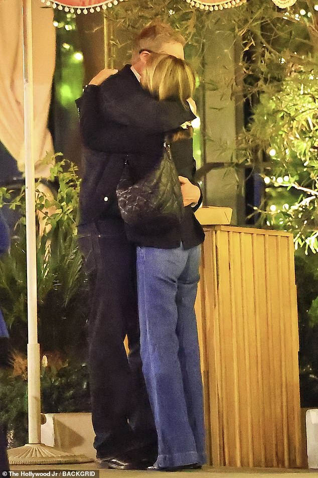 To dolazi nakon što je zvijezda viđena očito da je utješi bivši partner Anne Heche i njezin bivši suigrač James Tupper ispred kluba Bird Streets u LA-u-dan prije nego što je rascjep postao javan