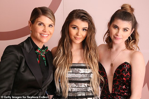 Loughlin, Olivia Jade Giannulli i Isabella Rose Giannulli na nekom događaju u LA -u u prosincu 2018., mjesecima prije nego što je skandal za prijem na fakultetu pokrenuo obitelj u nacionalne naslove