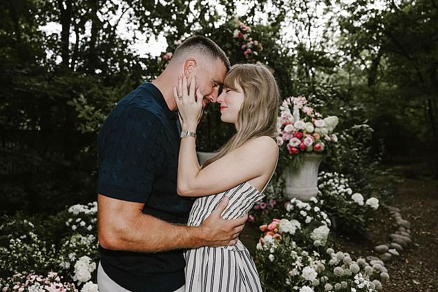 Album je napunjen referencama na njezinu romansu s Chiefs uskim krajem Travis Kelce