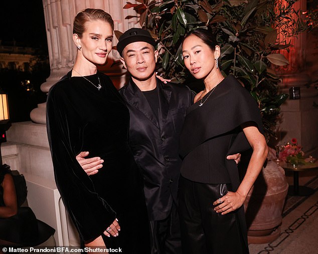 Supermodel je prikazan s Hung Vanngo i Aimee Pjesmom u Glitzy Bash