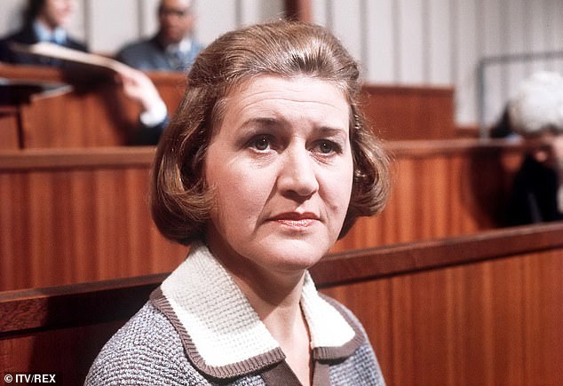 U izjavi, agent Dame Patricia rekao je: 'Duboko smo tužni da potvrdimo prolazak Dame Patricia Routledge, koja je jutros mirno umrla u snu okružena ljubavlju'