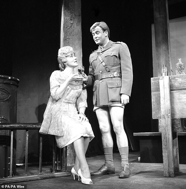 Profesionalni je debitovala kao glumica u Liverpool Playhouseu 1952. godine i bila je dugogodišnji član tvrtke Royal Shakespeare (na slici u načinu na koji vas svijet tretira 1966.)