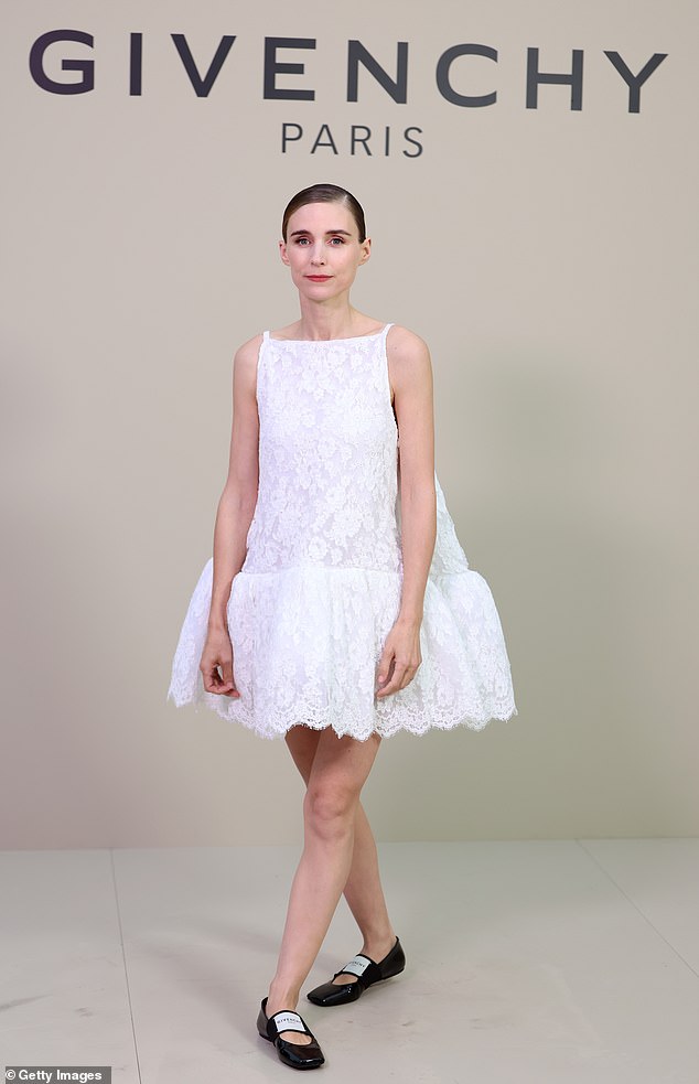 Američka glumica Rooney Mara izgledala je elegantno u bijeloj čipkanoj midi haljini i crnom klizanju Givenchy