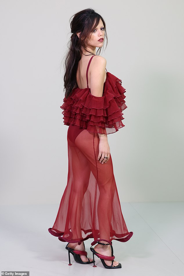 Jenna, 23 godine, stavila je vrlo sumorni zaslon u nisko izrezanu crvenu haljinu s ramena koja je sadržavala složene detalje o ružičama, leotard bodice i čistu crvenu suknju