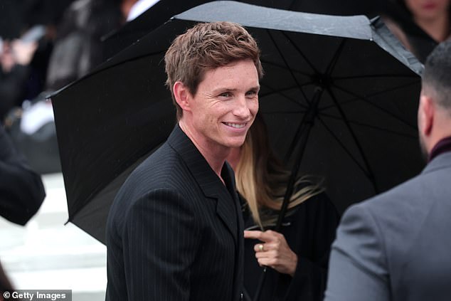 Eddie Redmayne držao ga je cool u cjelokupnom crnom ansamblu dok je bio viđen kako se zakloni pod okriljem u francuskoj prijestolnici