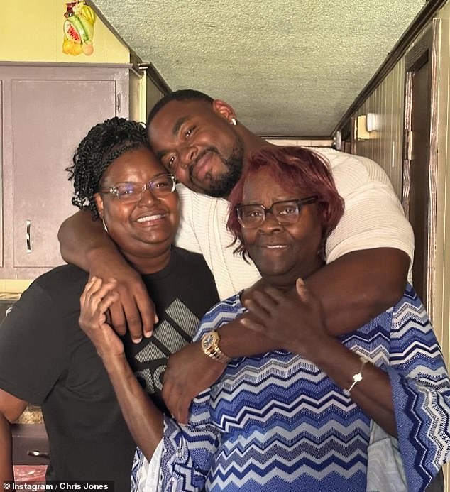 Chris Jones je slikana sa svojom mamom Mary Woodhouse (lijevo) i njegovoj voljenoj tetki 'Don'