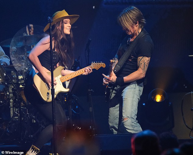 Keith je slikana s Maggie Baugh, 25 - žena s kojom je također navodno postajao blizu - na pozornici na festivalu Iheartcountry 2024.