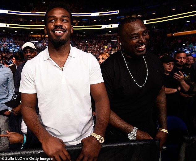 Jones je stariji brat legende UFC-a Jon Jones (lijevo) i bivša NFL zvijezda Chandler Jones