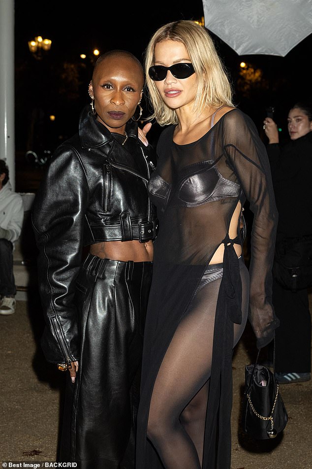 Dok su se slavnice okupljale ispred zabave časopisa EE72 u Le Grand Caféu, Rita se prestala pozirati za snimke s Wicked Icon Cynthia Erivo
